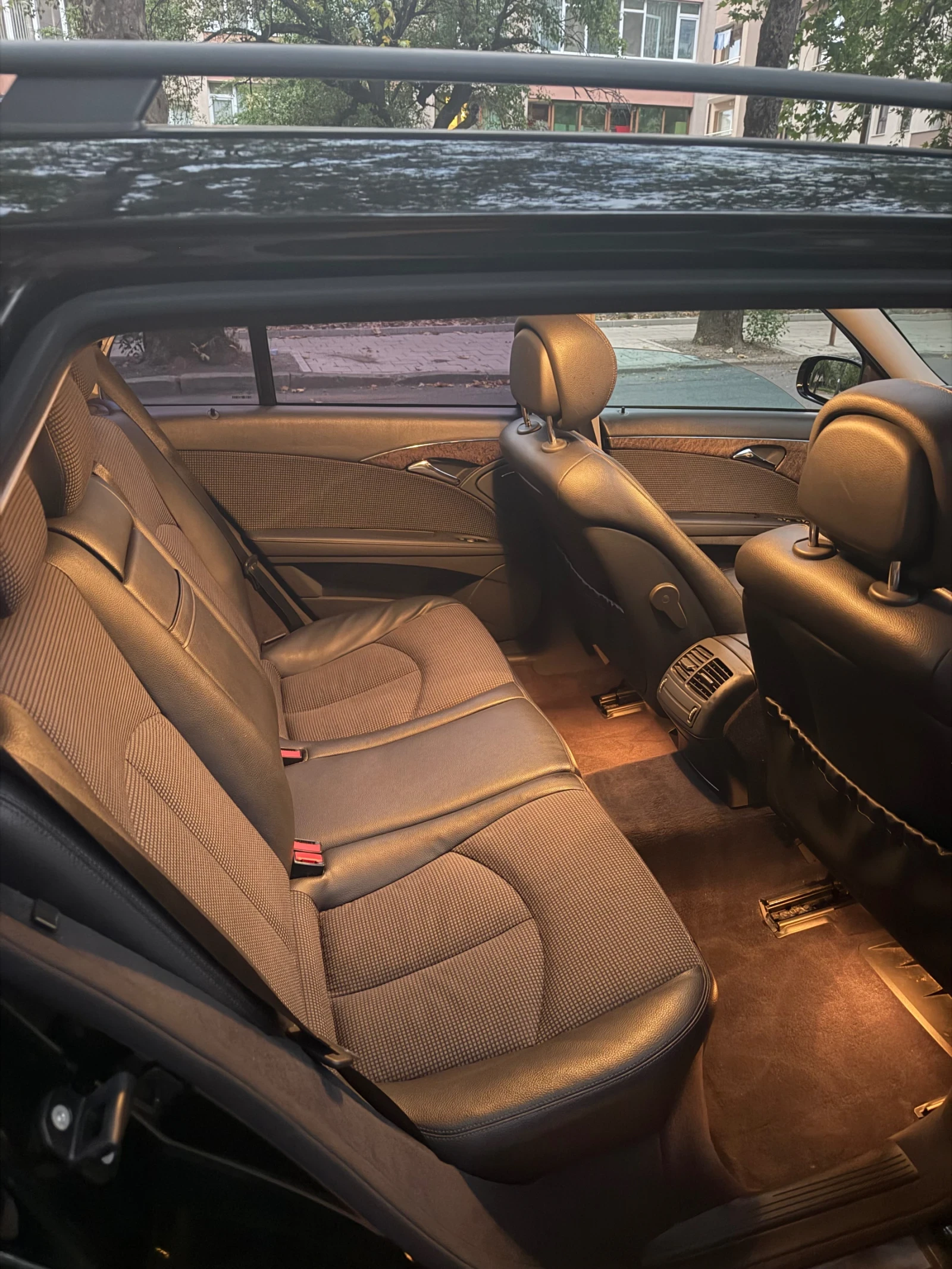 Mercedes-Benz E 220, снимка 12 - Автомобили и джипове - 55887047