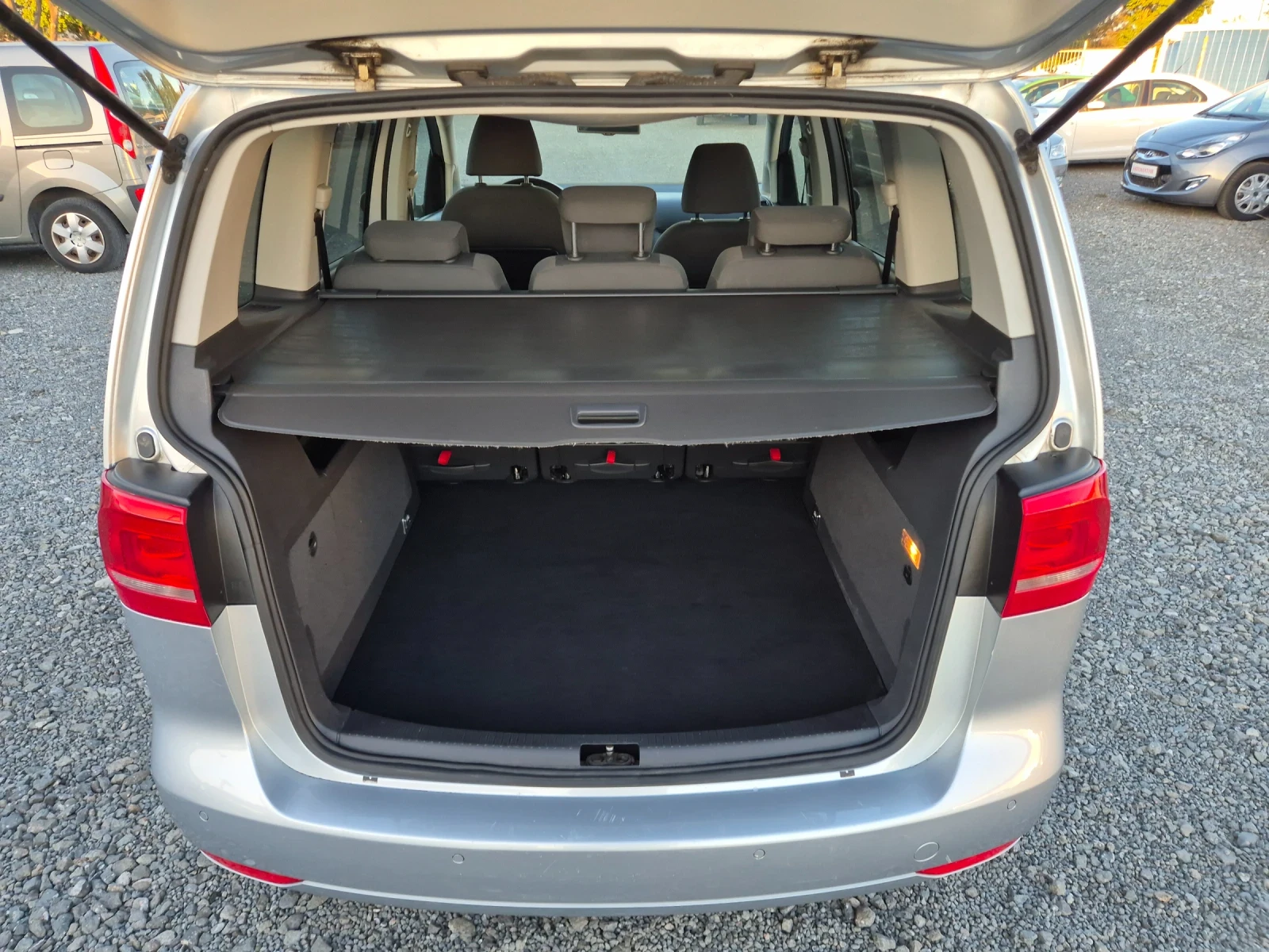 VW Touran АВТОМАТИК, снимка 15 - Автомобили и джипове - 56274808