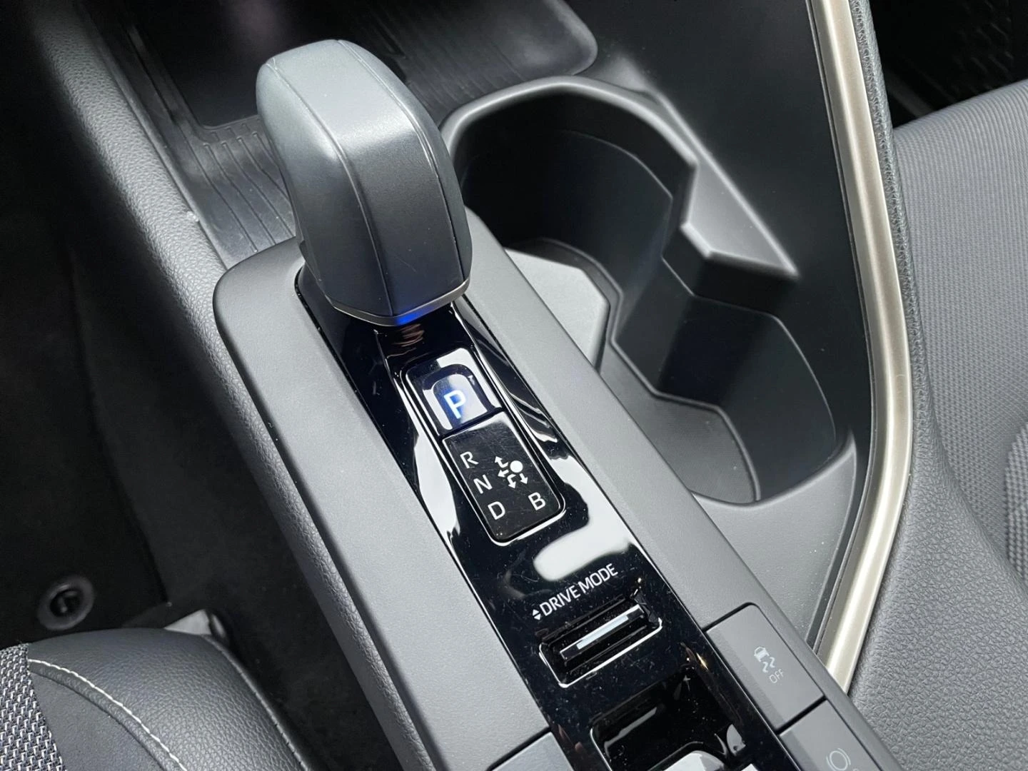 Toyota C-HR 2.0 HYBRID* LOUNGE* LED* JBL* DISTR* KEYLESS* CAME | Mobile.bg � ����������� 14