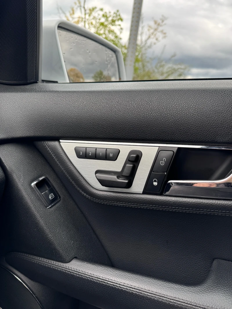 Mercedes-Benz C 320 Mercedes-Benz C 320 4 Matic AMG avangarde, снимка 11 - Автомобили и джипове - 52246668