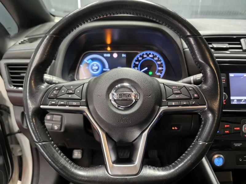 Nissan Leaf  40kWh* DISTRONIC* CAMERA* KEYLESS* NAVI* TOP, снимка 5 - Автомобили и джипове - 53380679