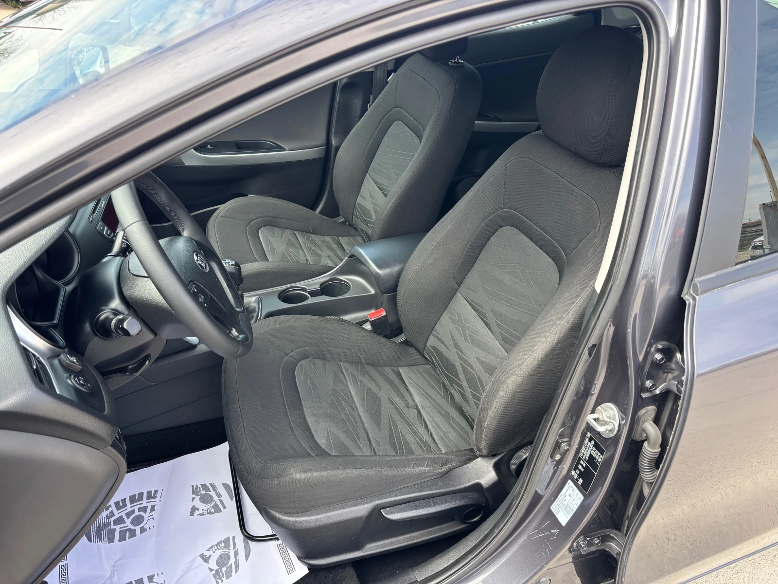 Kia Ceed 1.4i/6скорости, снимка 7 - Автомобили и джипове - 54042359