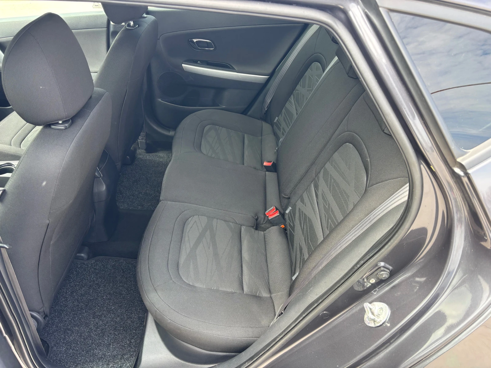 Kia Ceed 1.4i/6скорости, снимка 8 - Автомобили и джипове - 54042359