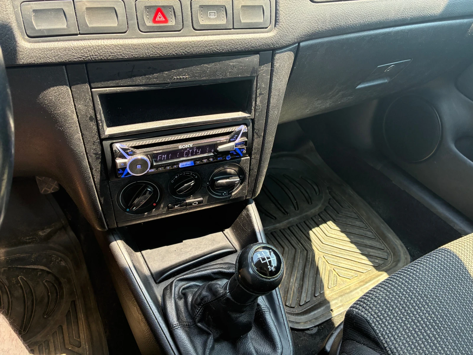 VW Golf 1.6i ГАЗ КЛИМАТИК 4ВРАТИ РЕГИСТРИРАН ОБСЛУЖЕН, снимка 13 - Автомобили и джипове - 54866569