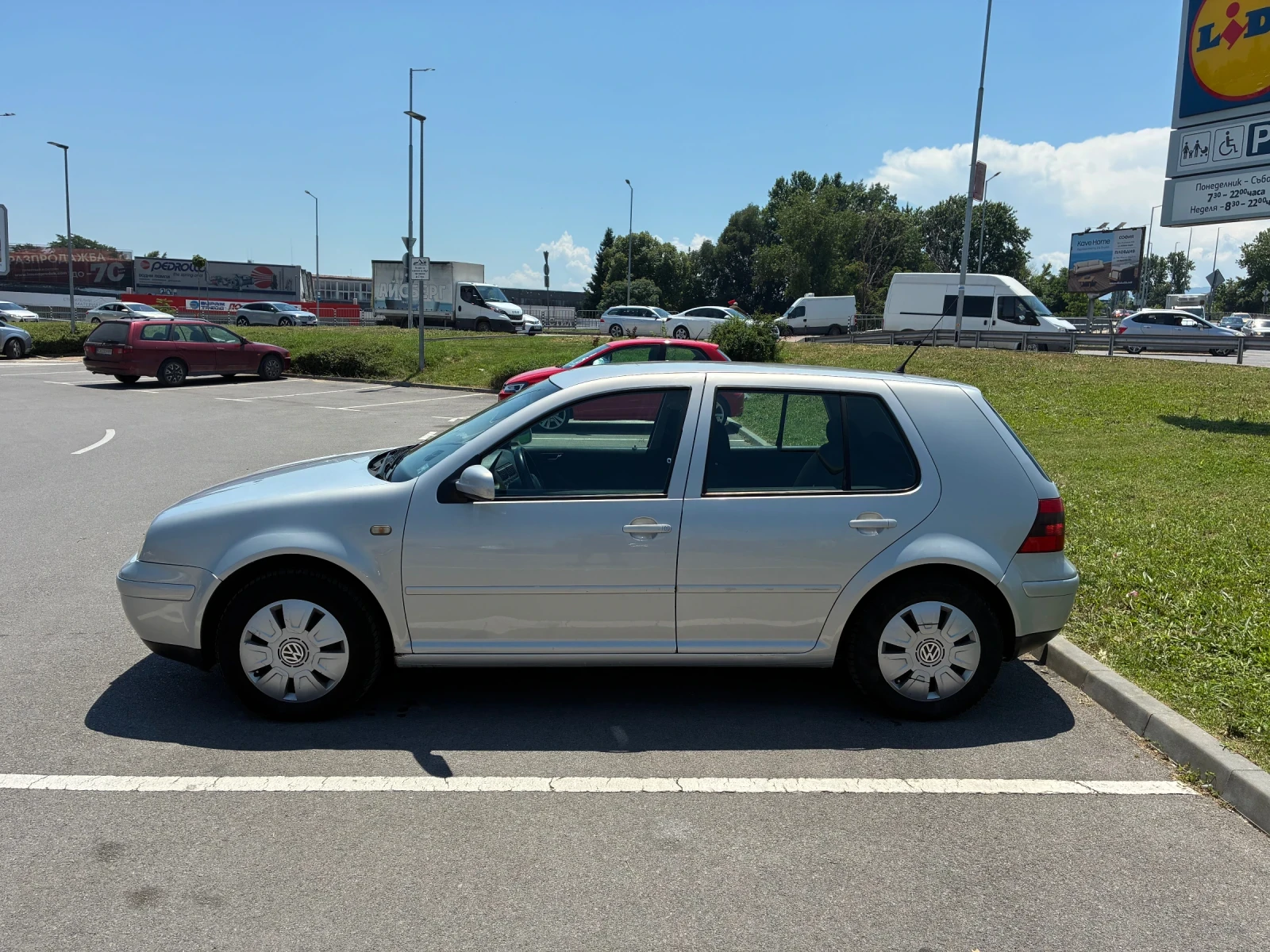 VW Golf 1.6i ГАЗ КЛИМАТИК 4ВРАТИ РЕГИСТРИРАН ОБСЛУЖЕН, снимка 2 - Автомобили и джипове - 54866569