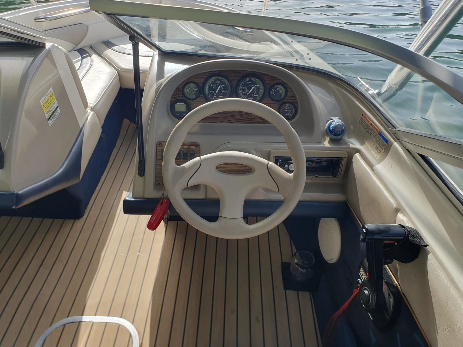 Моторна яхта Bayliner