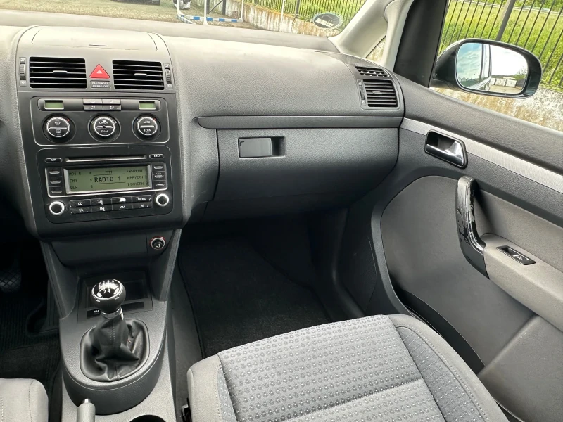 VW Touran 1.6, снимка 10 - Автомобили и джипове - 50236580
