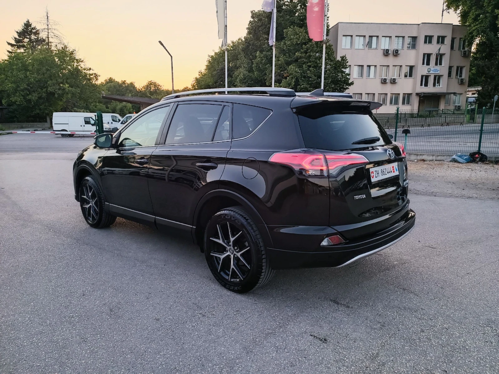 Toyota Rav4 2.0i-152кс-ШВЕЙЦАРИЯ-РЪЧКА-FACELIFT-4X4-ДИСТРОНИК - изображение 6