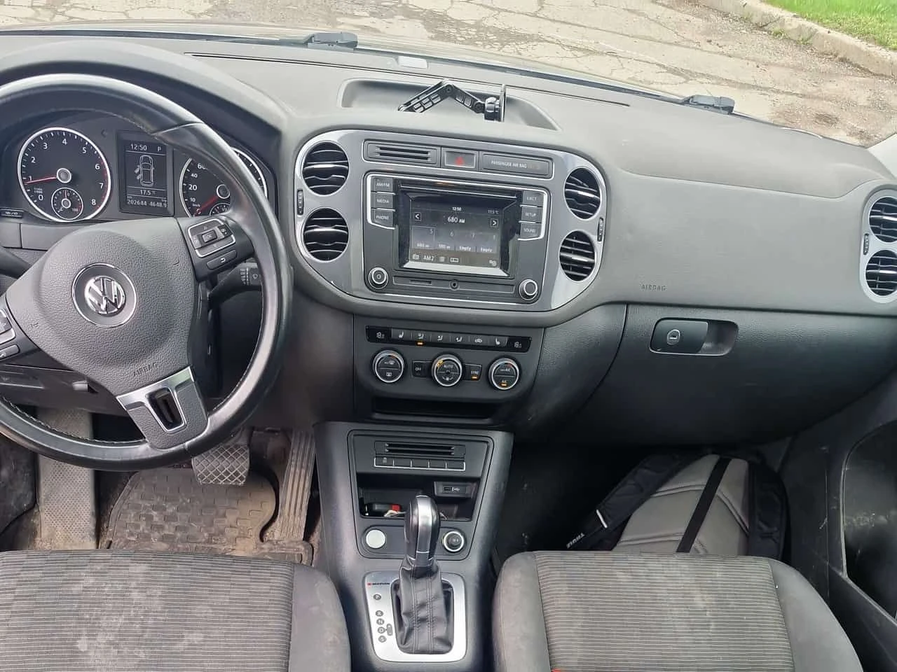 VW Tiguan * 4MOTION 4dr Auto * PANO* KEYLESS* ПОДГРЕВ* , снимка 9 - Автомобили и джипове - 54238258