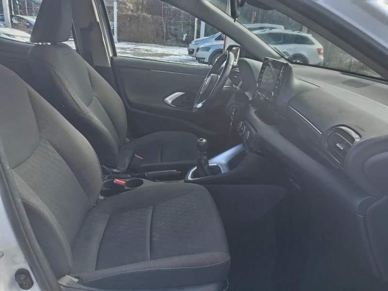 Toyota Yaris 1.5i Гаранционна, снимка 8 - Автомобили и джипове - 53075360