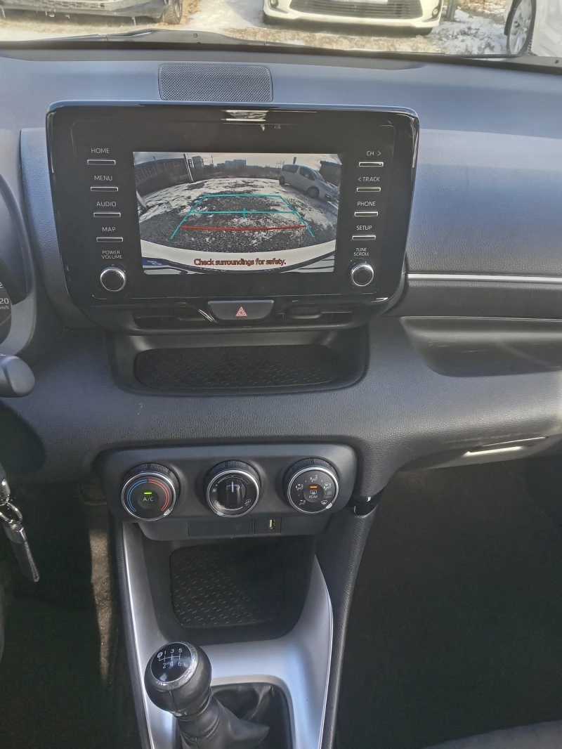 Toyota Yaris 1.5i Гаранционна, снимка 12 - Автомобили и джипове - 53075360