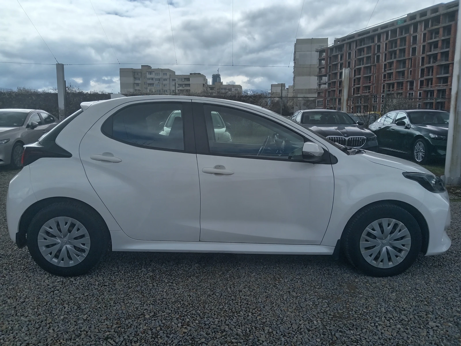 Toyota Yaris 1.5i Гаранционна, снимка 6 - Автомобили и джипове - 53075360