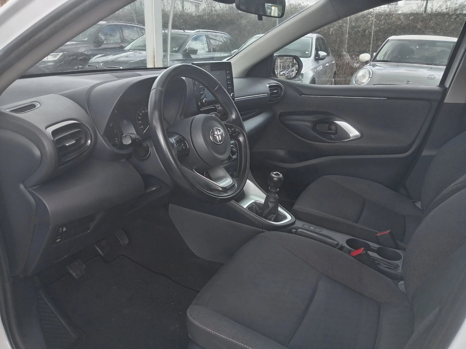 Toyota Yaris 1.5i Гаранционна, снимка 7 - Автомобили и джипове - 53075360