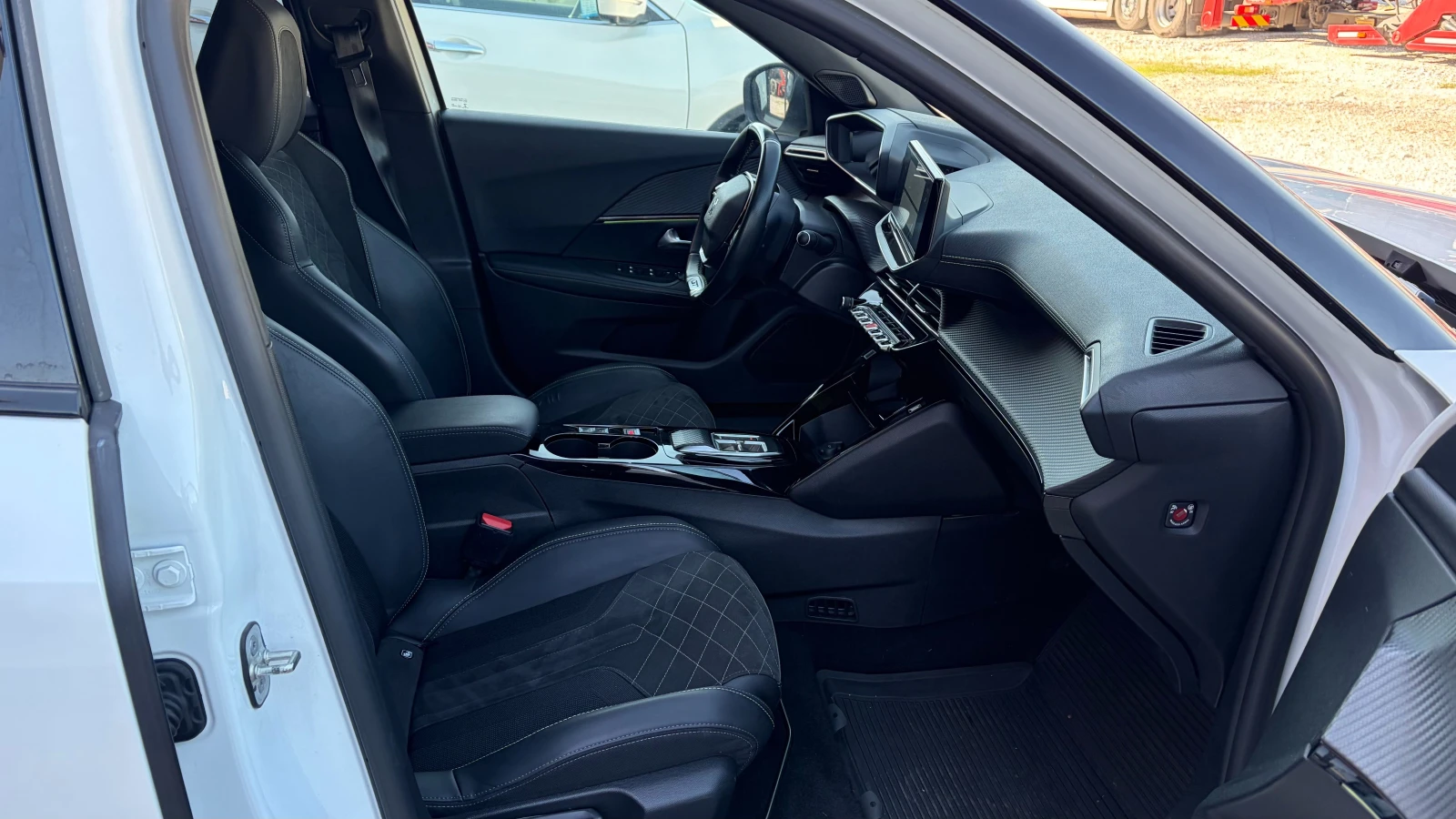 Peugeot 2008 GT 50 kWh, снимка 13 - Автомобили и джипове - 54340708