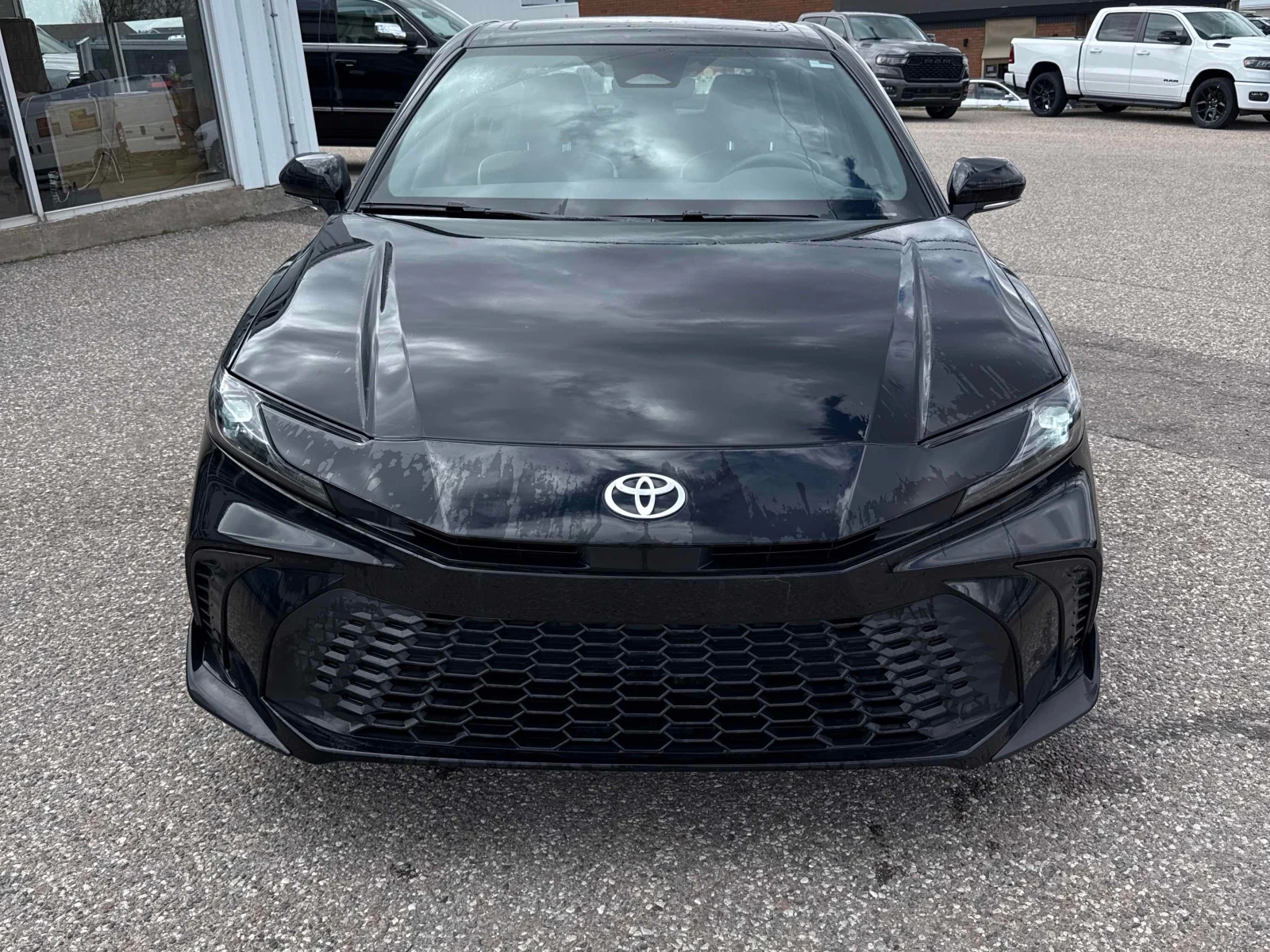 Toyota Camry SE/Hybrid/FWD/ЧИСТА ИСТОРИЯ, снимка 4 - Автомобили и джипове - 54412153