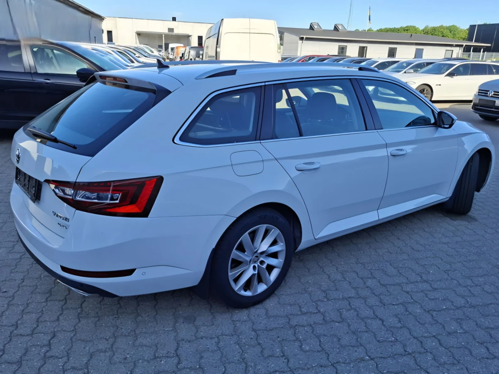 Skoda Superb 2.0 TSI 272hp | DSG | 4x4 | Matrix | Digital, снимка 4 - Автомобили и джипове - 54875669