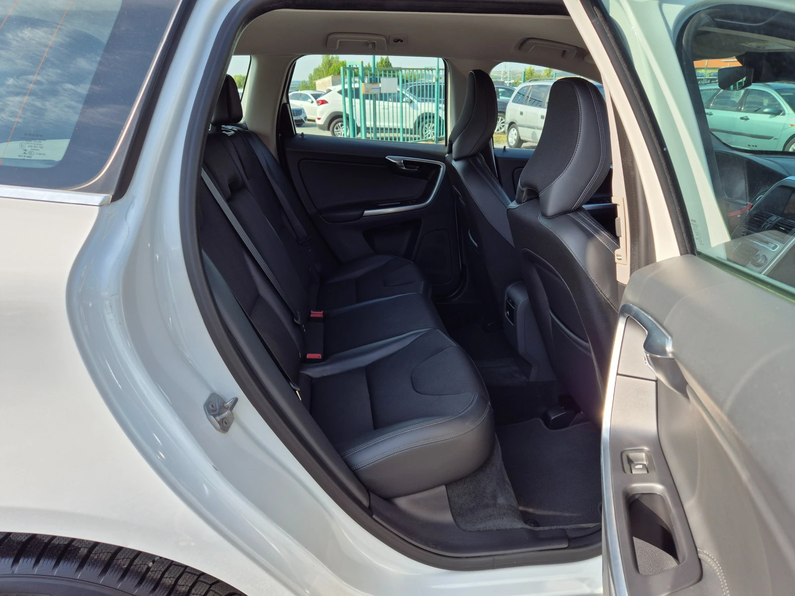 Volvo XC60 2.0d Автомат - изображение 10