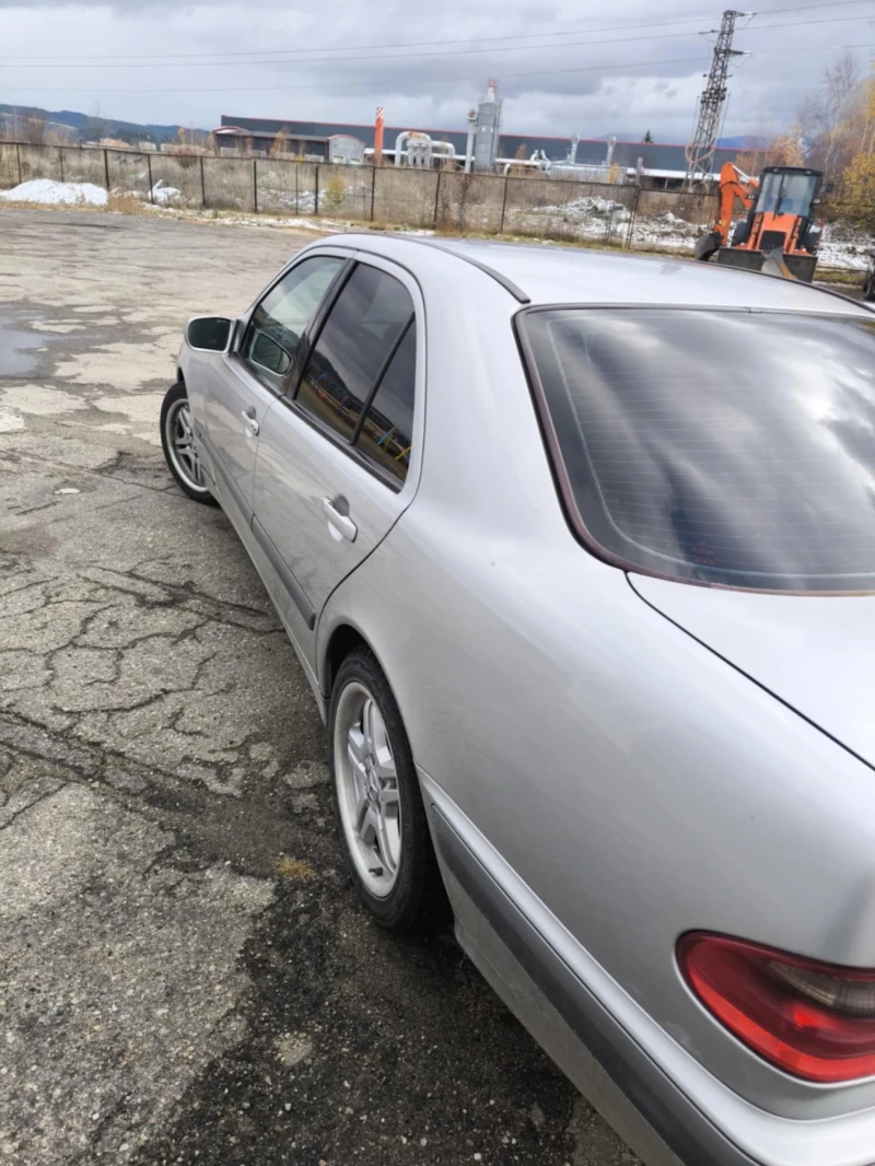 Mercedes-Benz E 220, снимка 7 - Автомобили и джипове - 48121247