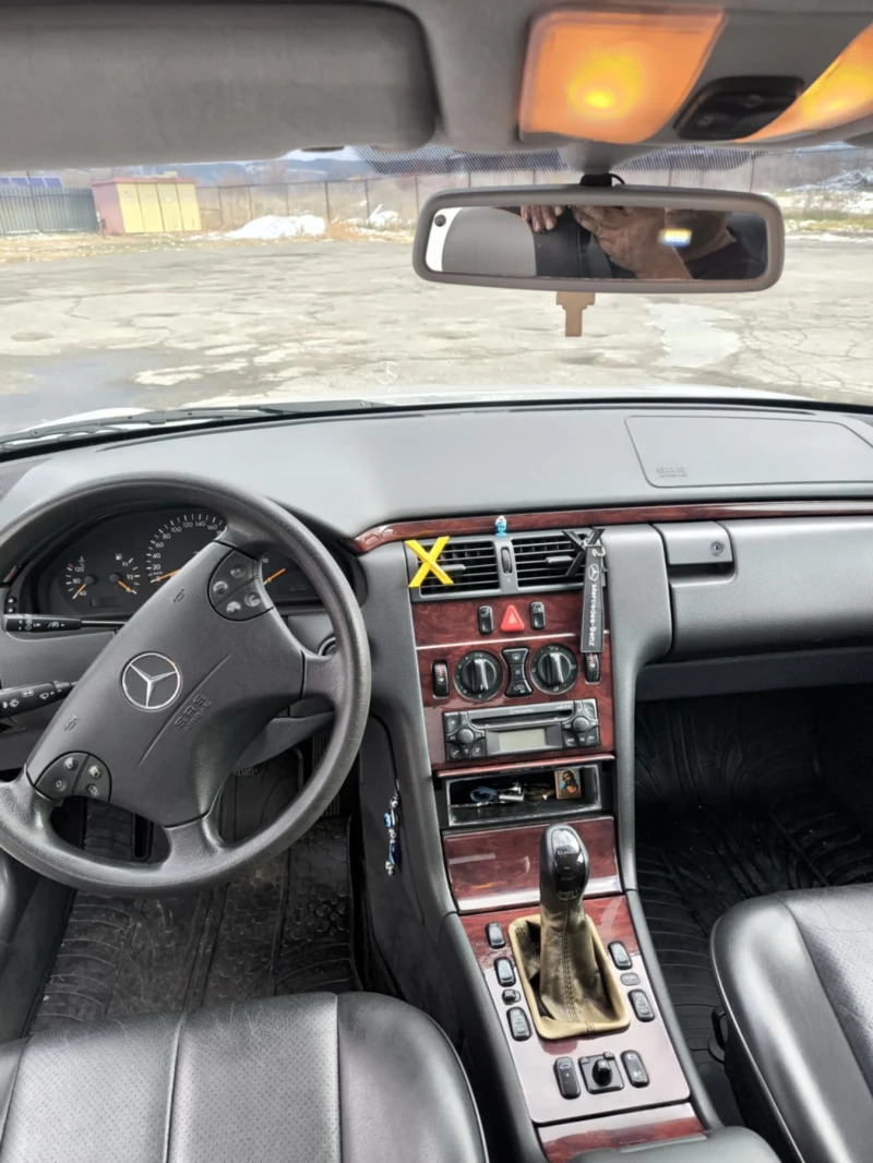 Mercedes-Benz E 220, снимка 9 - Автомобили и джипове - 48121247