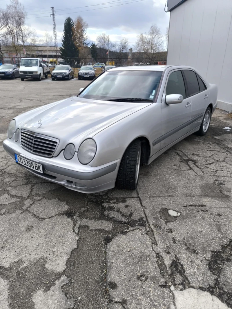 Mercedes-Benz E 220, снимка 2 - Автомобили и джипове - 48121247