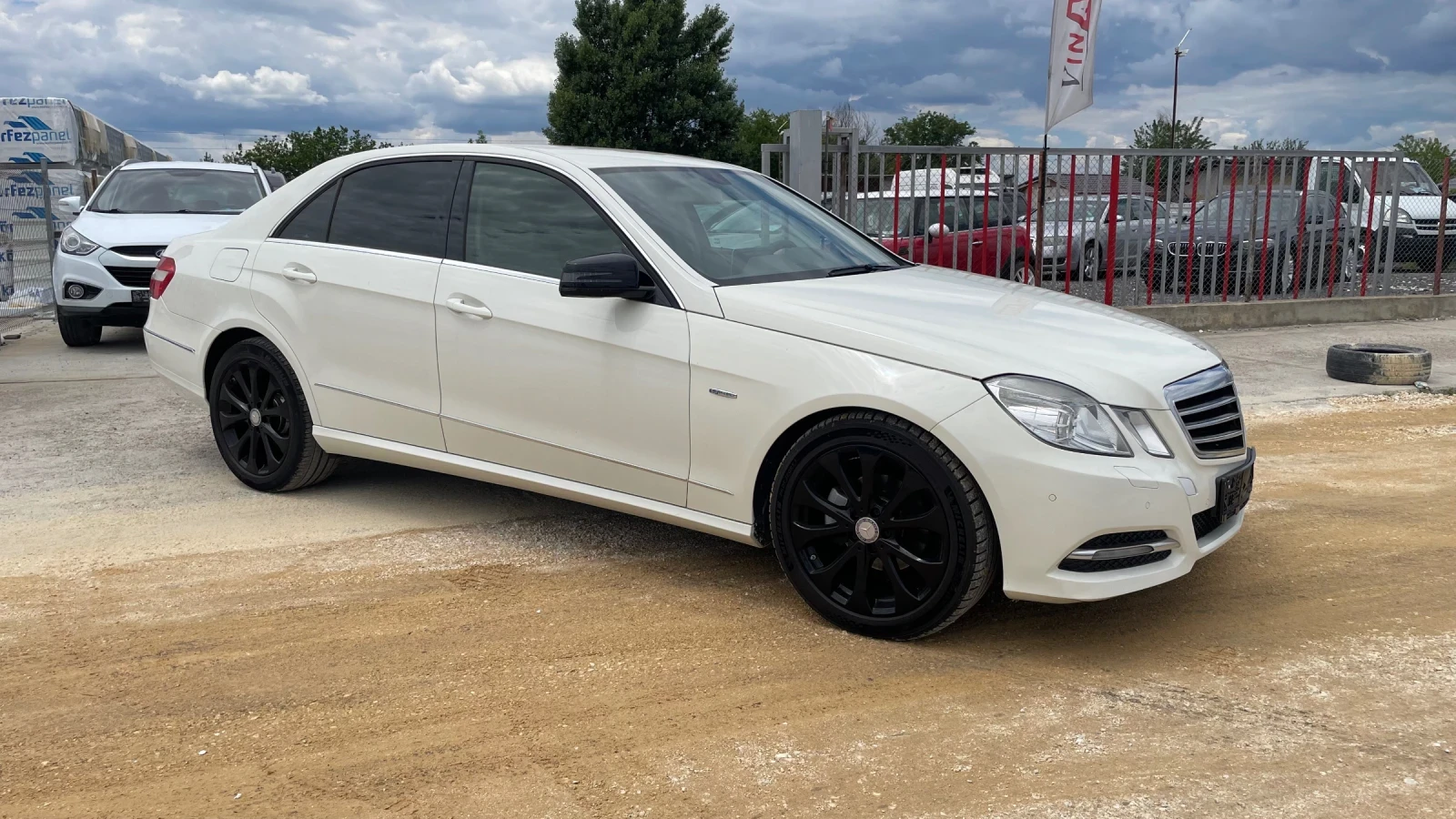 Mercedes-Benz E 220, снимка 2 - Автомобили и джипове - 54939714