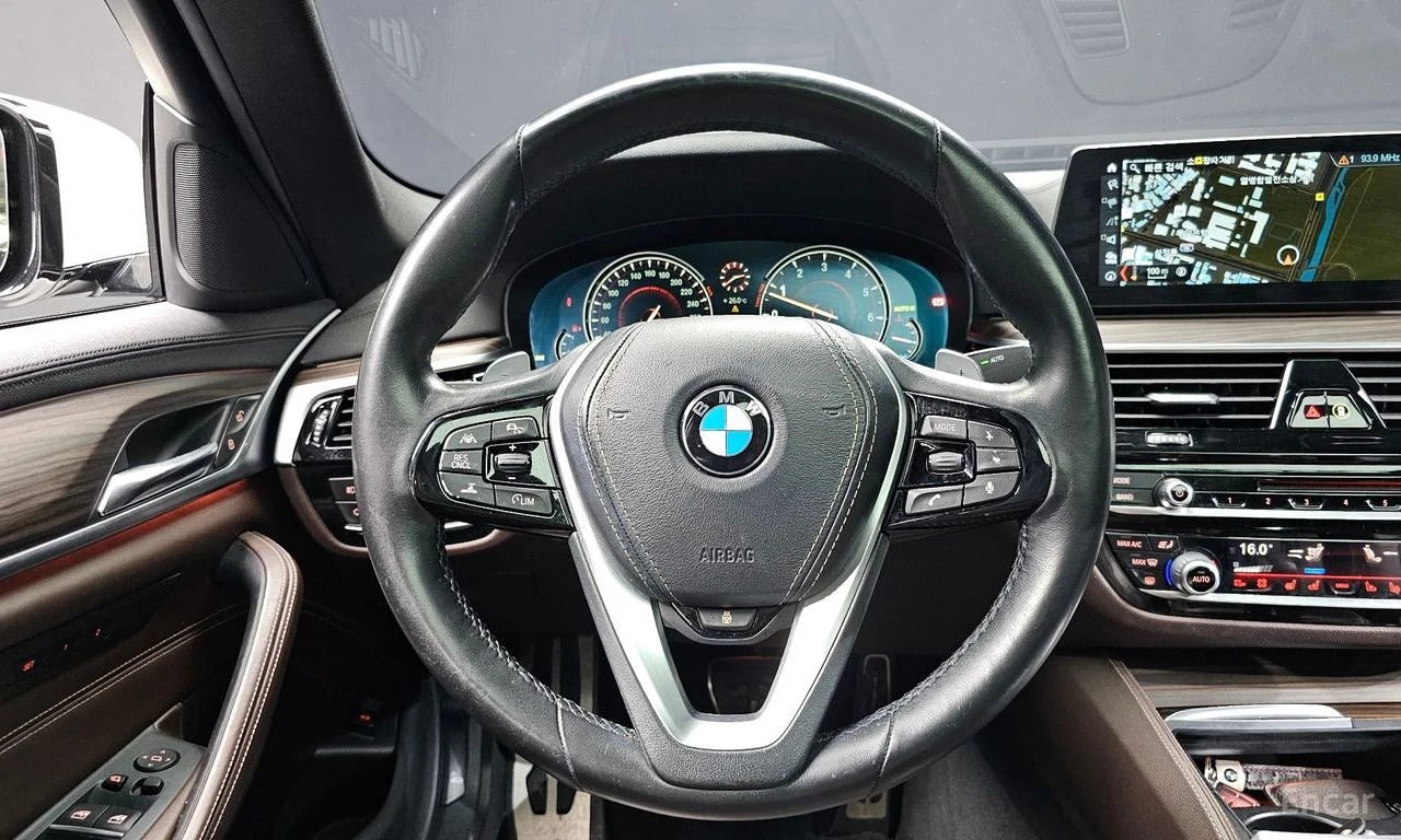 BMW 530 i xDrive M SPORT PLUS* DISTRONIC* 360* HEAD-UP* , снимка 8 - Автомобили и джипове - 55050613