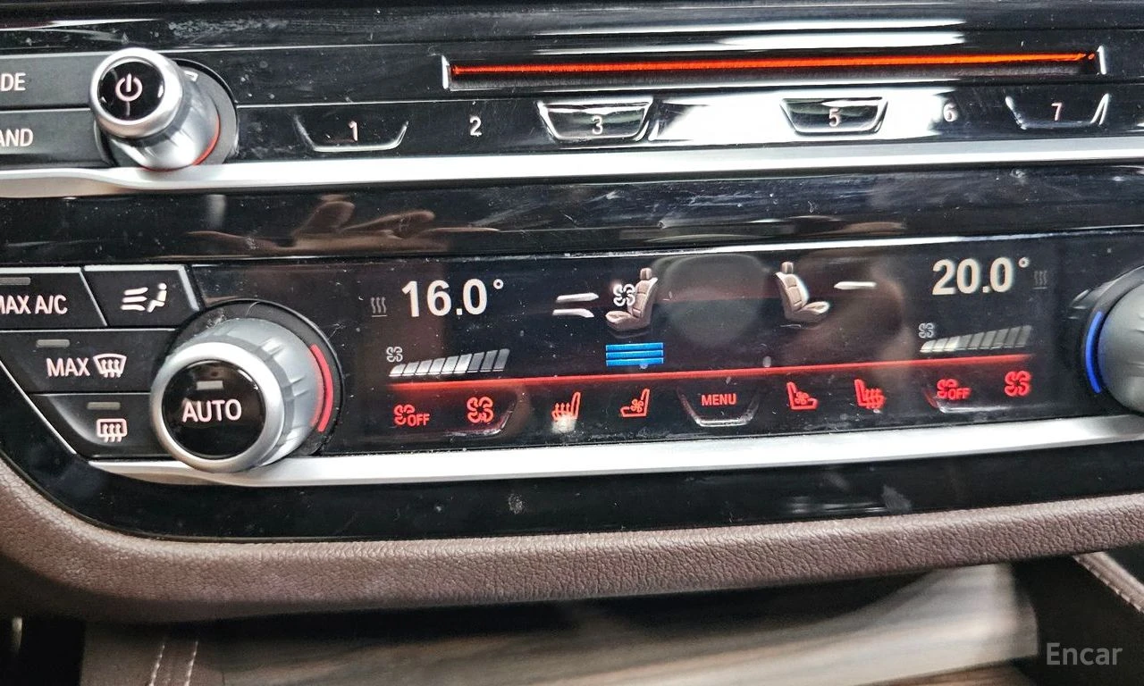 BMW 530 i xDrive M SPORT PLUS* DISTRONIC* 360* HEAD-UP* , снимка 13 - Автомобили и джипове - 55050613