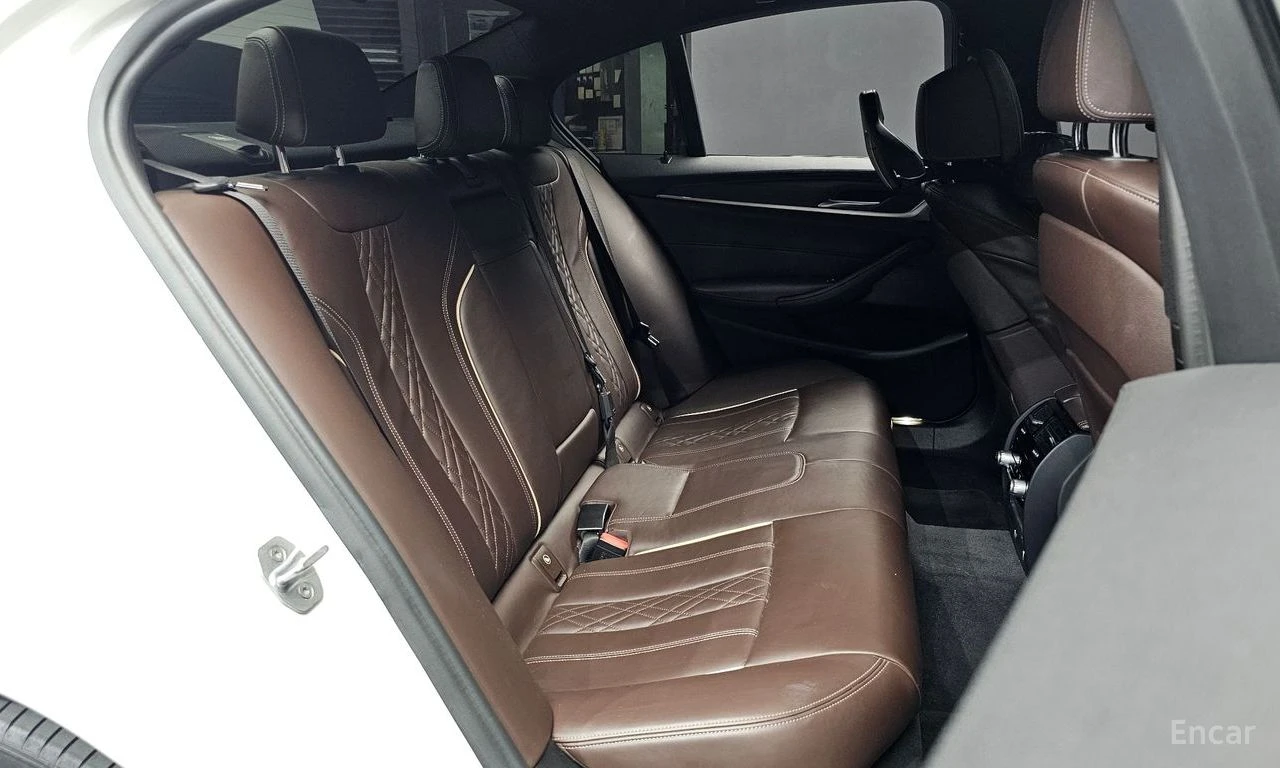 BMW 530 i xDrive M SPORT PLUS* DISTRONIC* 360* HEAD-UP* , снимка 15 - Автомобили и джипове - 55050613