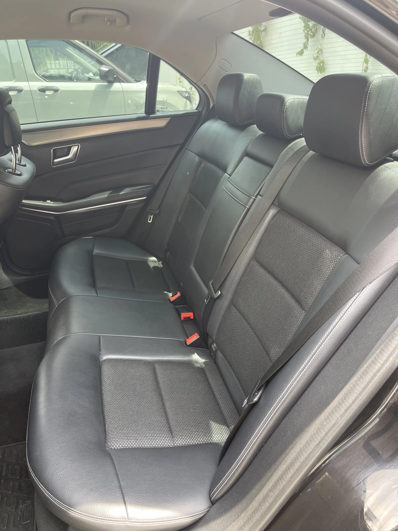Mercedes-Benz E 220, снимка 15 - Автомобили и джипове - 55317424