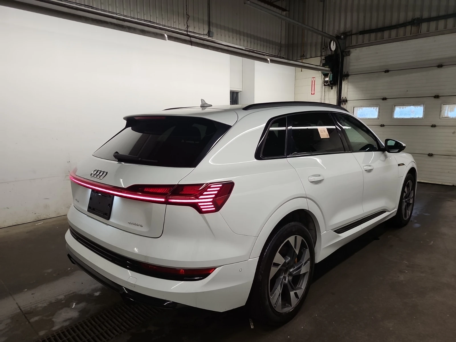 Audi E-Tron Progressiv, снимка 4 - Автомобили и джипове - 56041076