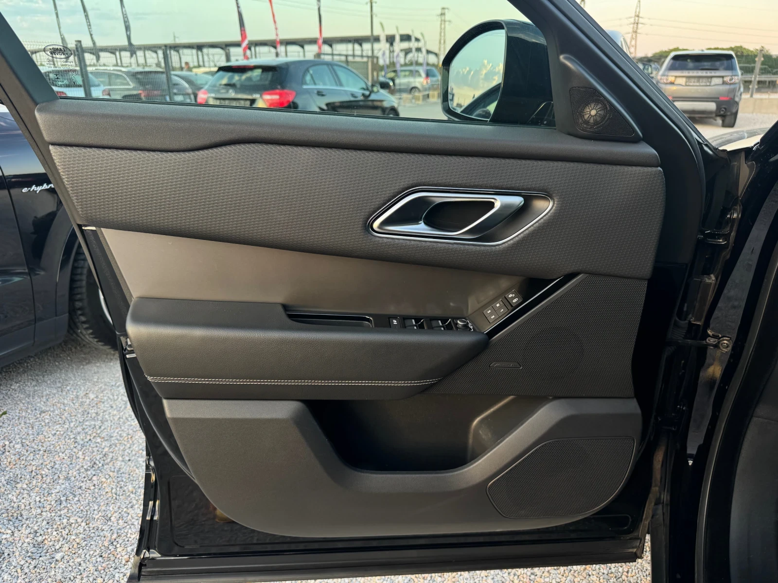 Land Rover Range Rover Velar, снимка 8 - Автомобили и джипове - 55090937