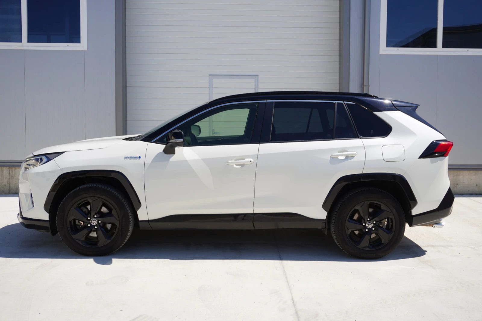 Toyota Rav4 2.5i Hybrid AWD-i, БЯЛА ПЕРЛА, EXCLUSIVE, DUAL TON, снимка 2 - Автомобили и джипове - 55230423