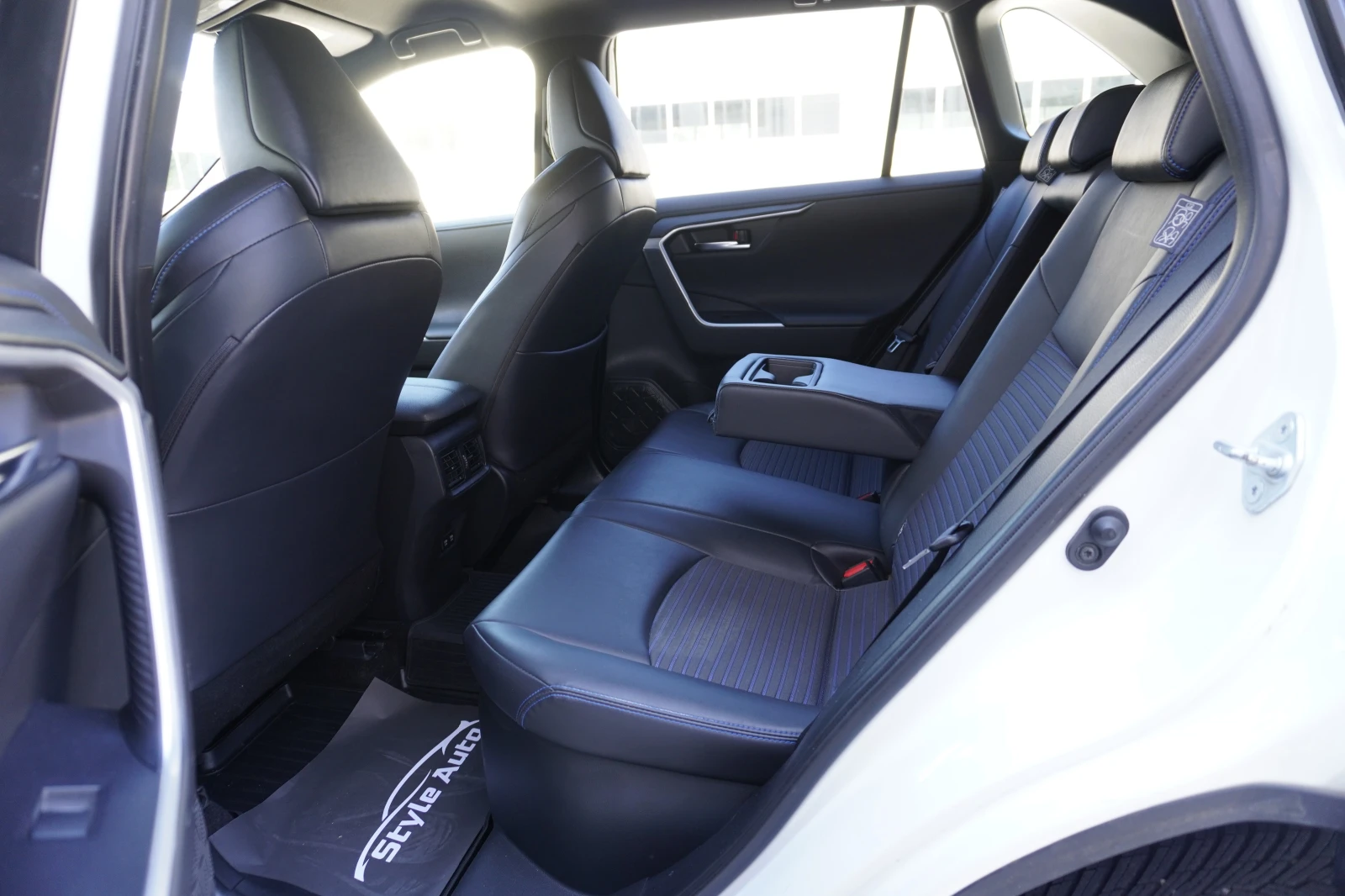 Toyota Rav4 2.5i Hybrid AWD-i, БЯЛА ПЕРЛА, EXCLUSIVE, DUAL TON, снимка 12 - Автомобили и джипове - 55230423