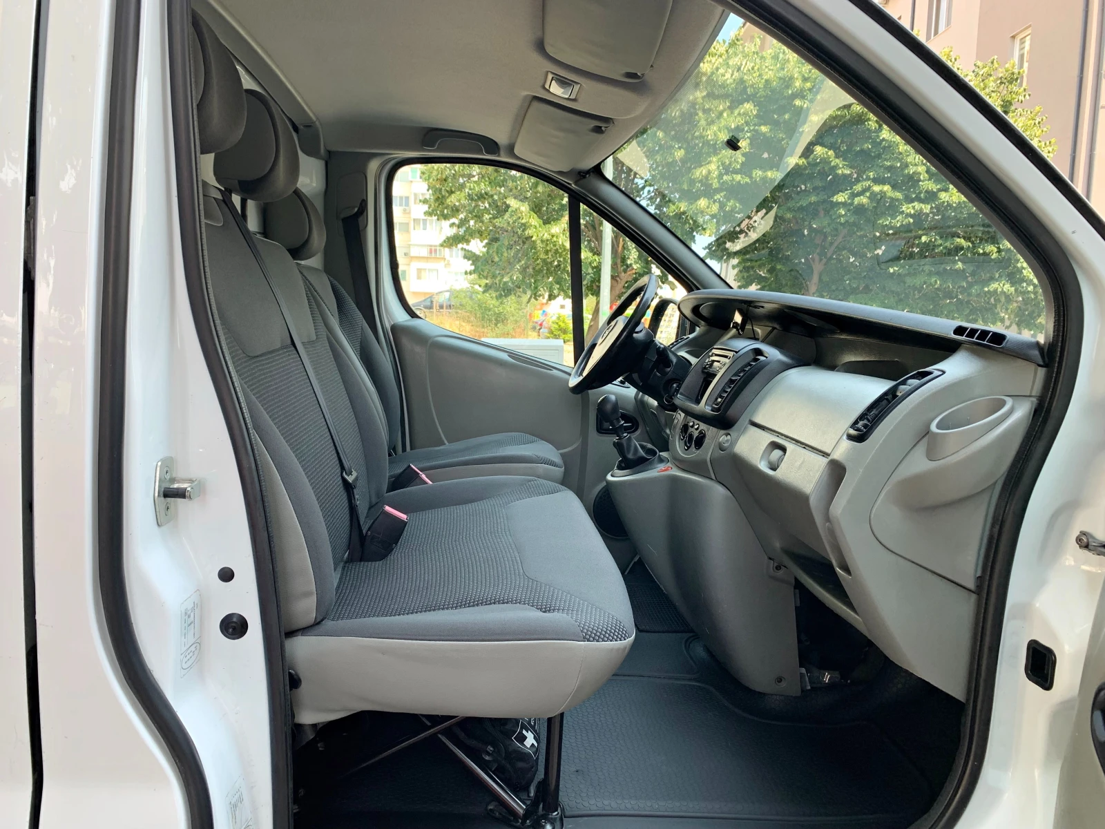 Opel Vivaro 2.0CDTI - изображение 8