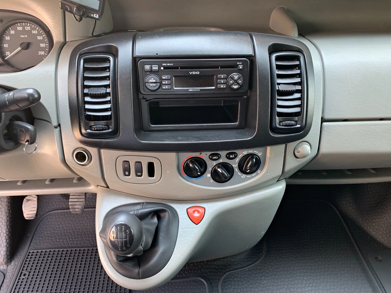 Opel Vivaro 2.0CDTI - изображение 9