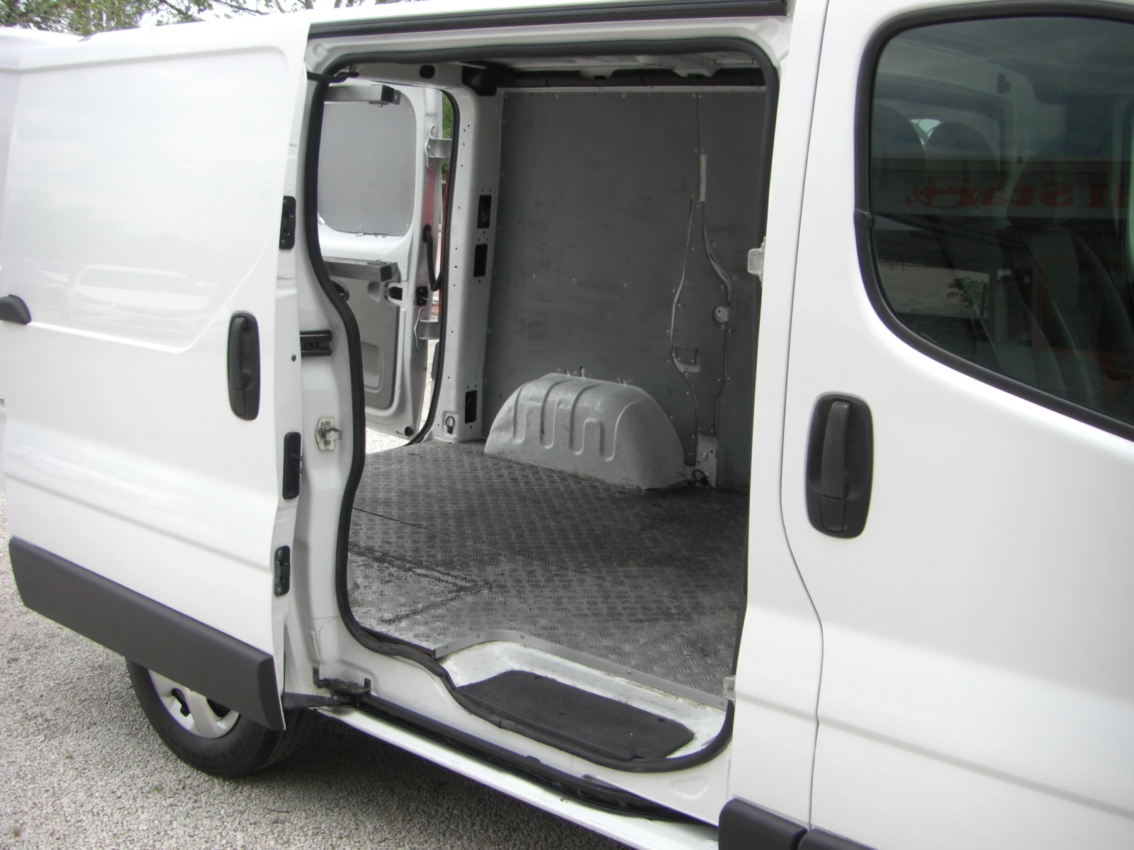 Opel Vivaro 2.0cdti 6ck., снимка 15 - Бусове и автобуси - 54377435