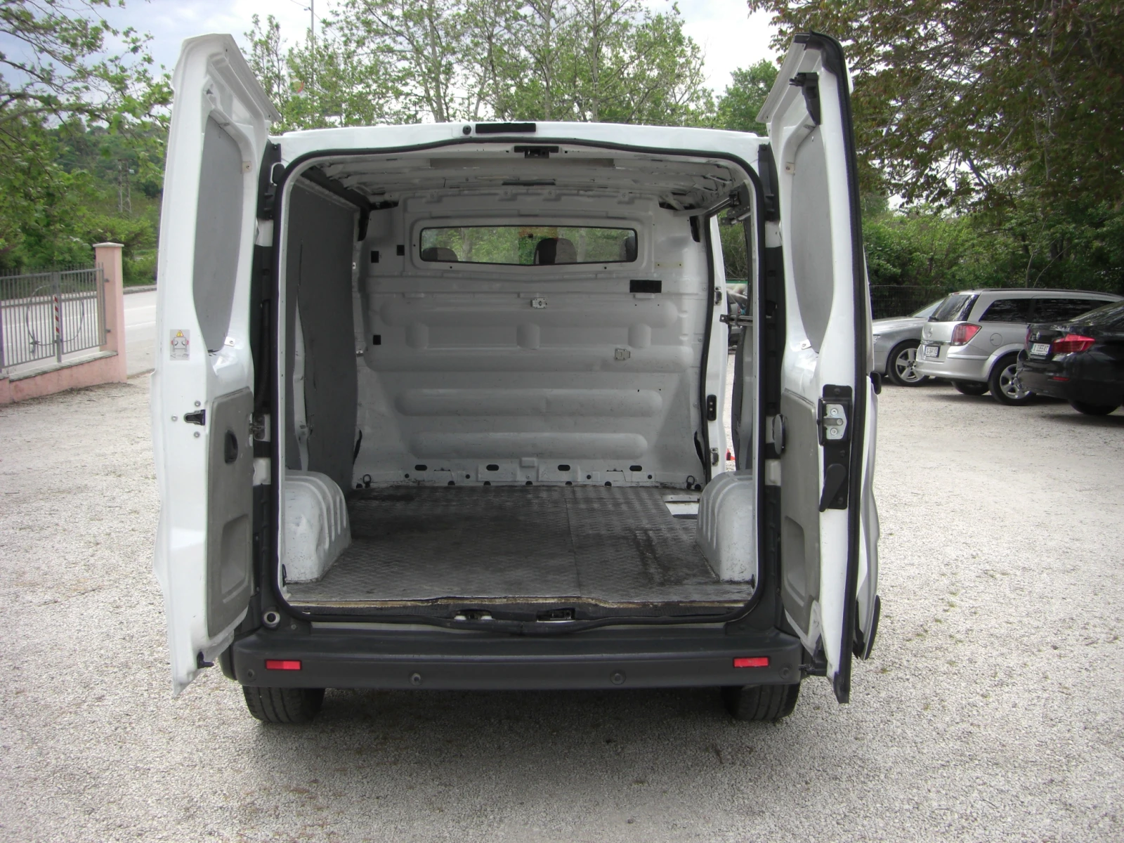 Opel Vivaro 2.0cdti 6ck., снимка 16 - Бусове и автобуси - 54377435