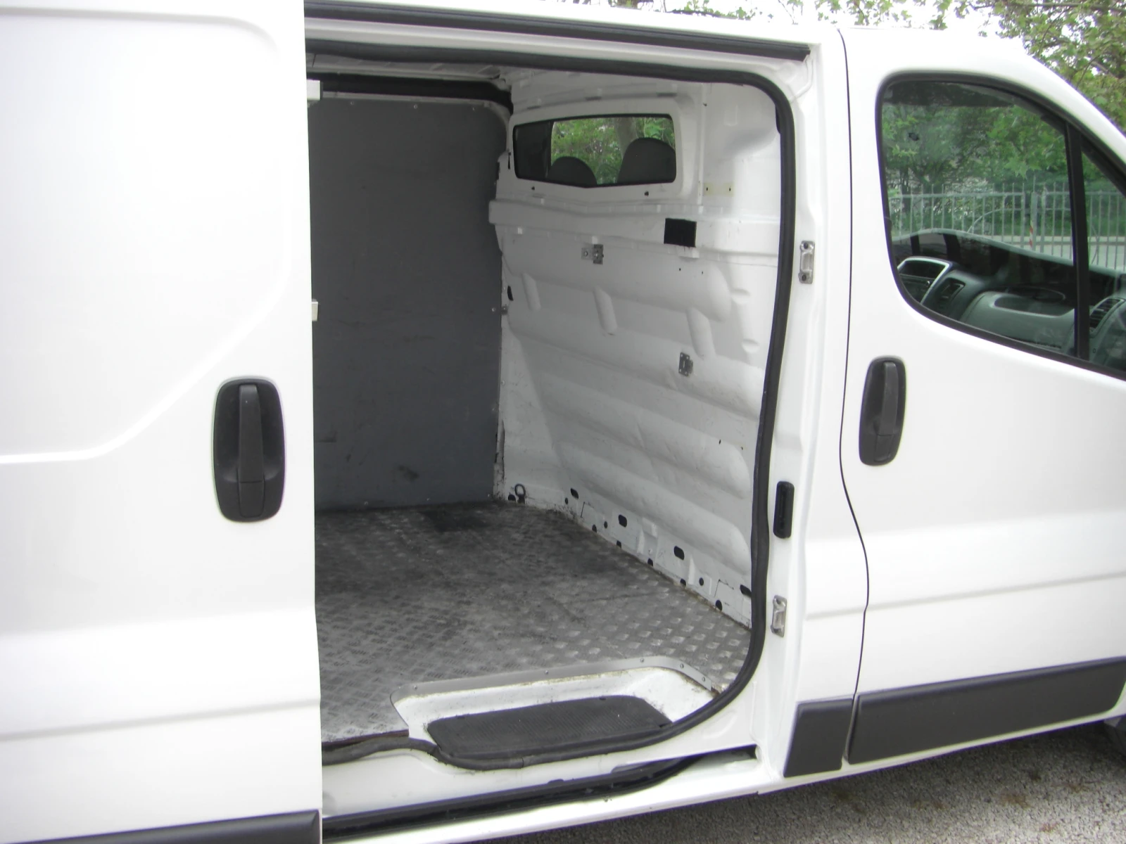 Opel Vivaro 2.0cdti 6ck., снимка 14 - Бусове и автобуси - 54377435