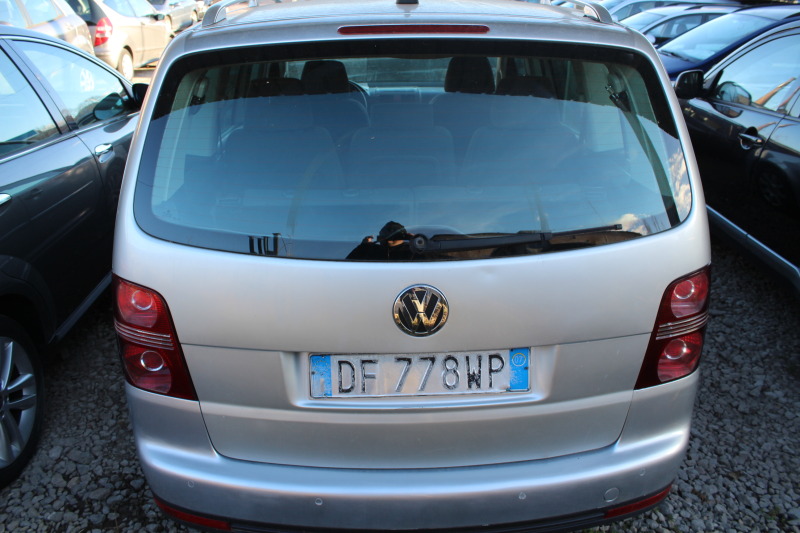 VW Touran 2.0TDI НОВ ВНОС, снимка 4 - Автомобили и джипове - 46426751