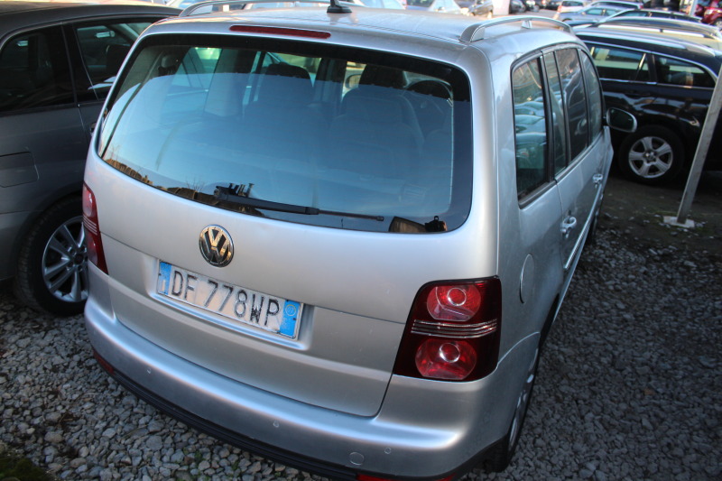 VW Touran 2.0TDI НОВ ВНОС, снимка 3 - Автомобили и джипове - 46426751