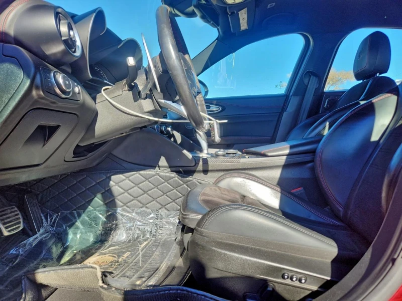 Alfa Romeo Giulia Quadrifoglio RWD* Keyless* Blind spot* Lane assist, снимка 7 - Автомобили и джипове - 53233877