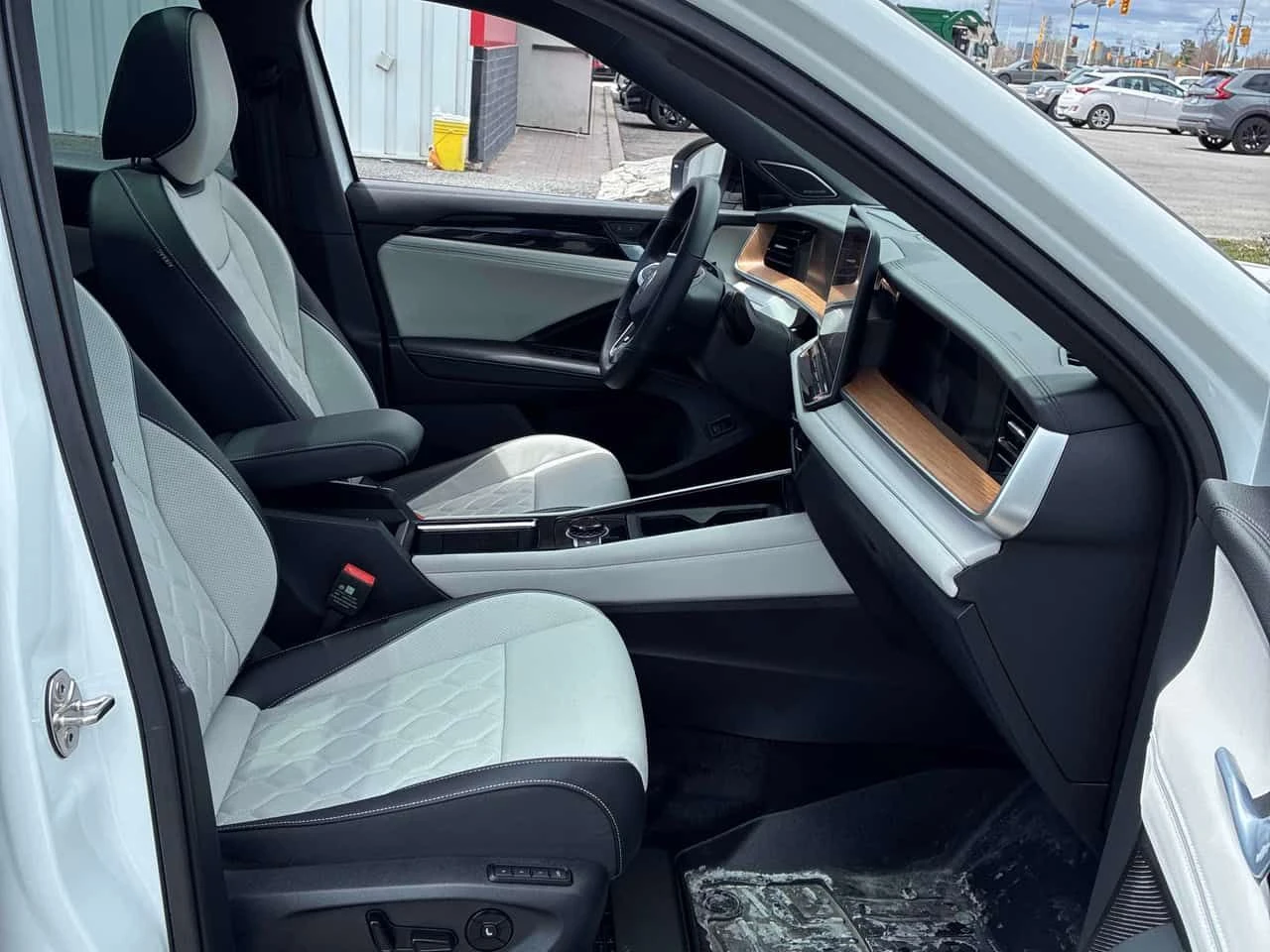 VW Tiguan  Highline Turbo R /360/DISTRONIC/HUD/ОБДУХВАНЕ, снимка 17 - Автомобили и джипове - 54581625
