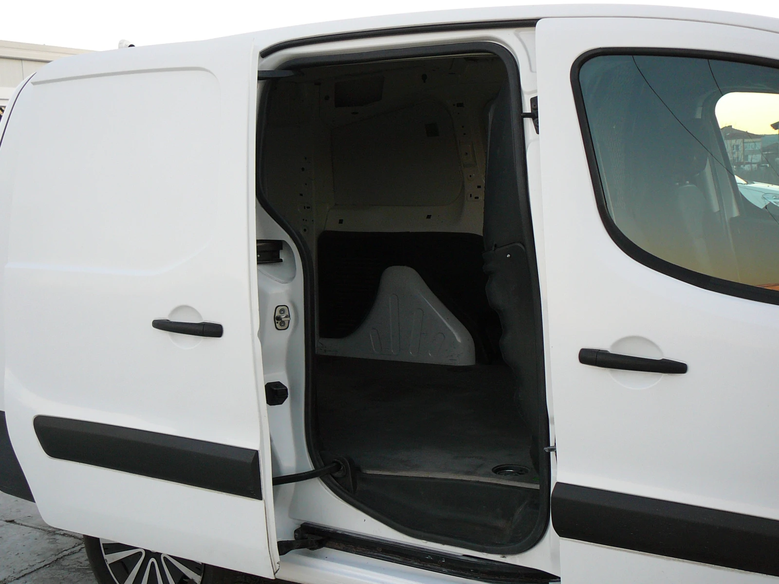 Peugeot Partner 1.6 hdi MAXI 2+ 1 - изображение 6