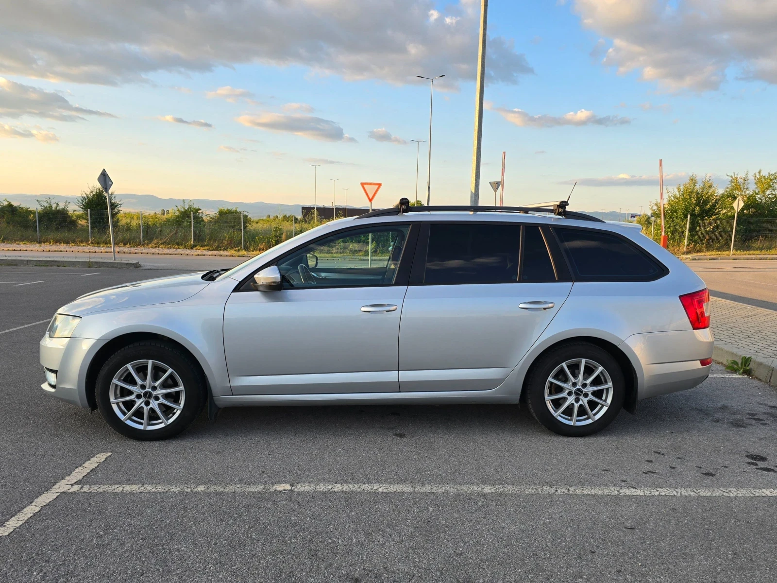 Skoda Octavia 1.6 TDI 4x4, снимка 3 - Автомобили и джипове - 56254729