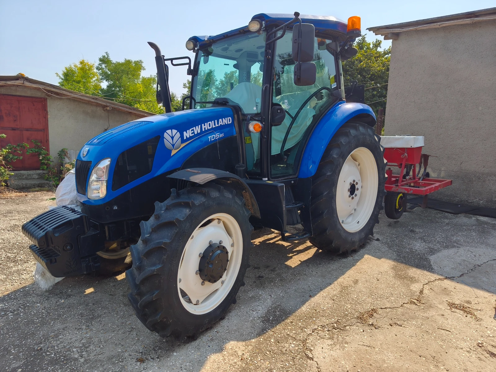 Трактор New Holland TD5.85
