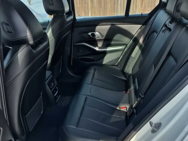 BMW 330 * 330i xDrive * CARFAX * БЕЗ ПЪРВОНАЧАЛНА ВНОСКА, снимка 11 - Автомобили и джипове - 53206878