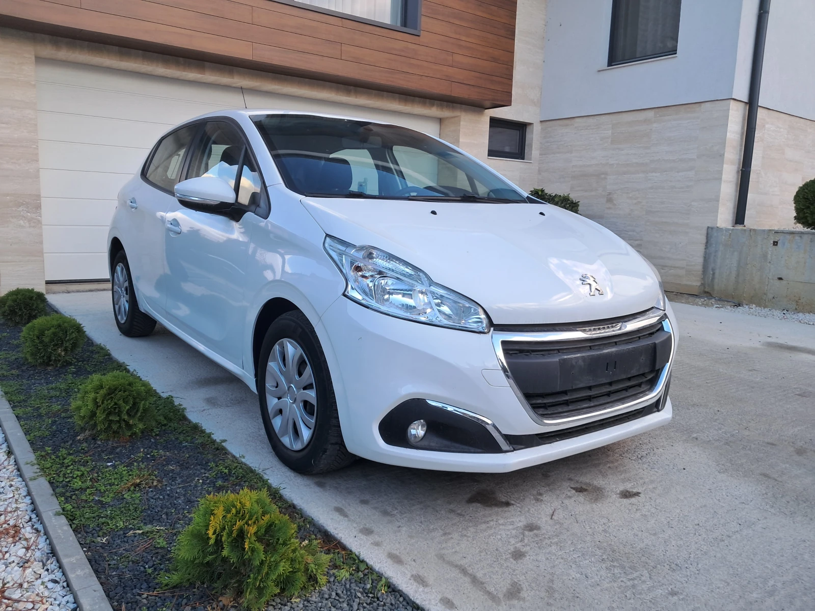 Peugeot 208 1.5 HDI-93000 км. - изображение 2