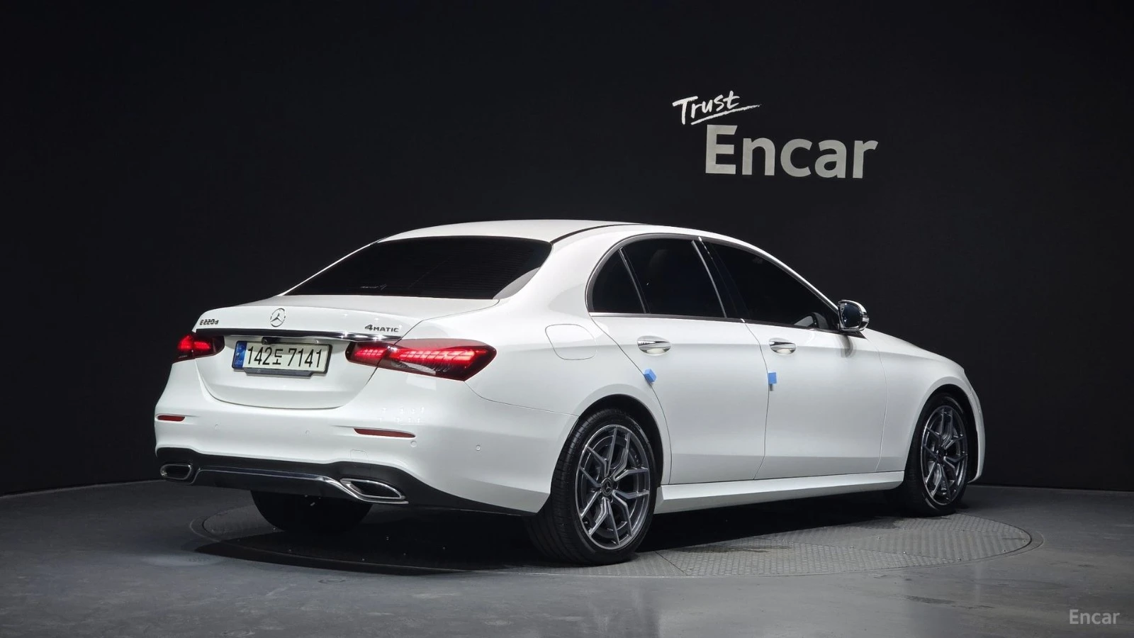 Mercedes-Benz E 220 ПОДГРЕВ* ПАМЕТ* DISTRONIC* HEADUP* 360 CAM, снимка 2 - Автомобили и джипове - 55459731
