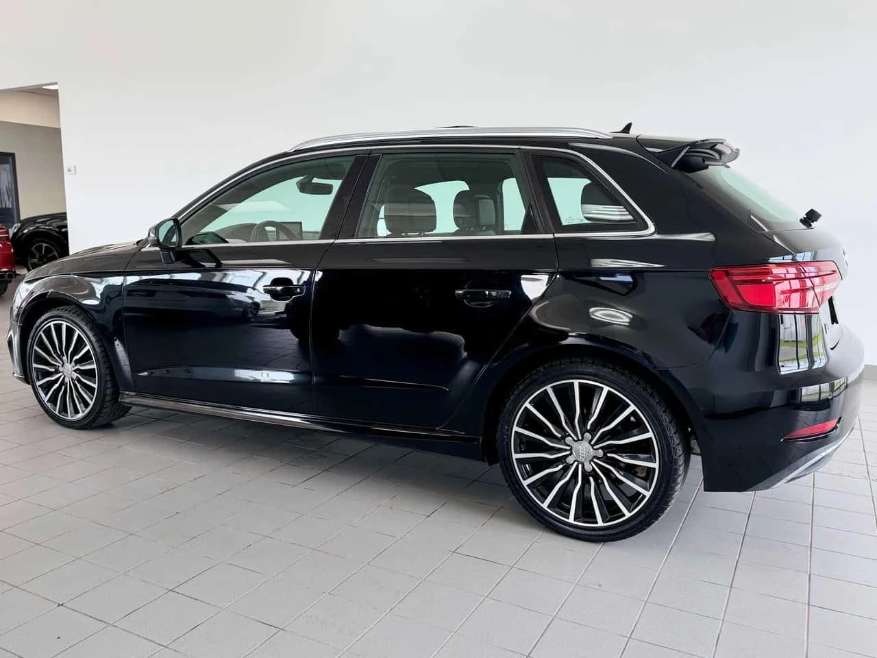 Audi E-Tron * 4dr HB Progressiv * CARFAX * ОПЦИЯ ЗА ФИНАНСИРАН, снимка 2 - Автомобили и джипове - 55591768