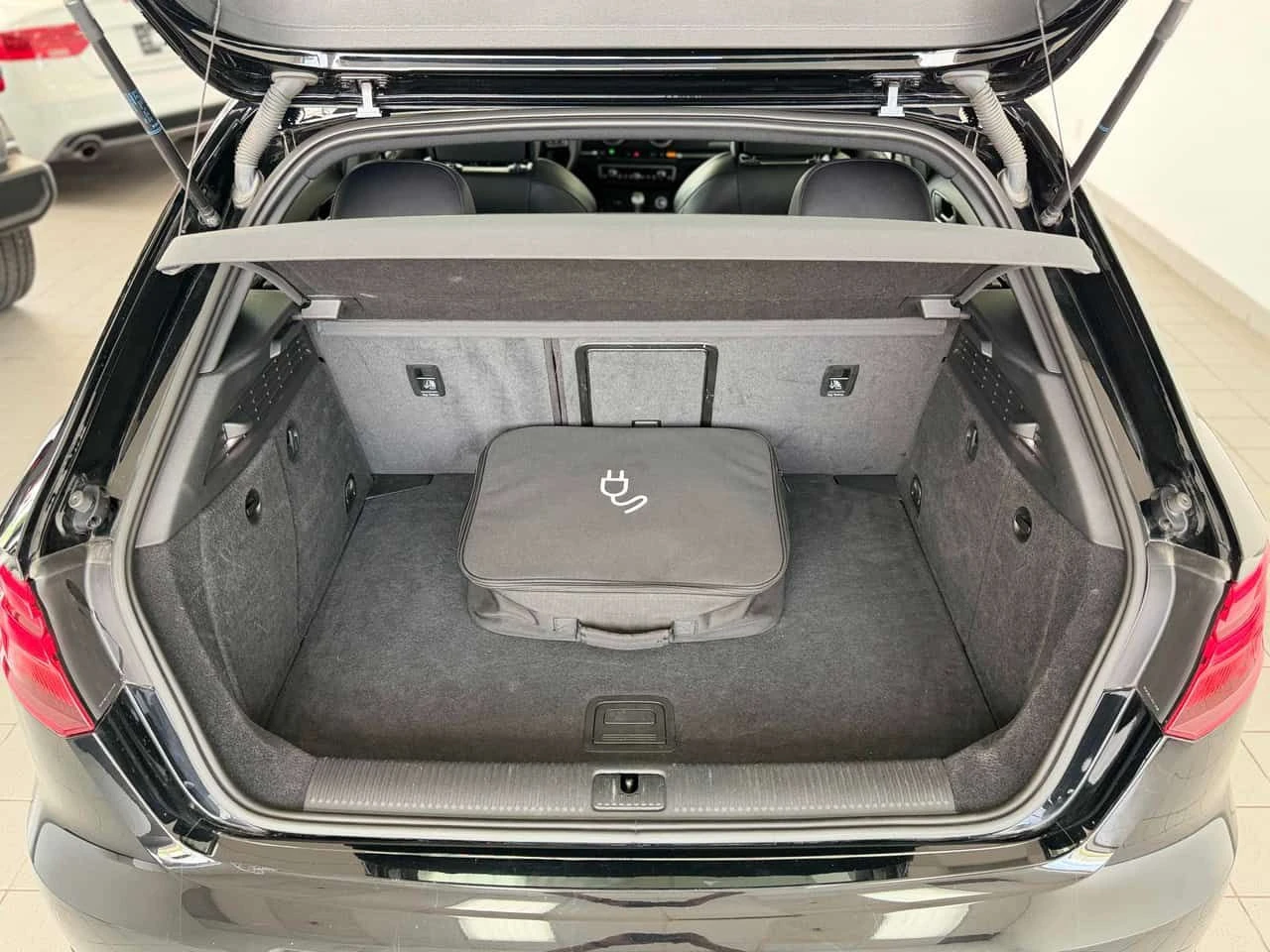 Audi E-Tron * 4dr HB Progressiv * CARFAX * ОПЦИЯ ЗА ФИНАНСИРАН, снимка 12 - Автомобили и джипове - 55591768